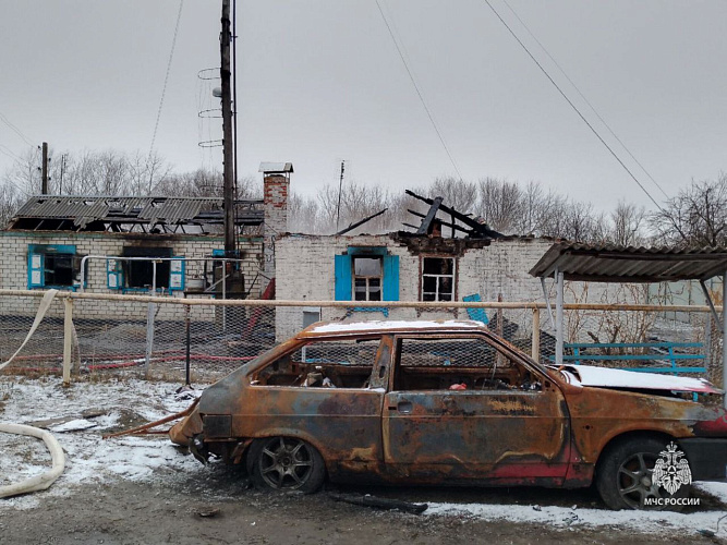 Фото: пожар из-за семейной ссоры в Ростовской области, кадр МЧС