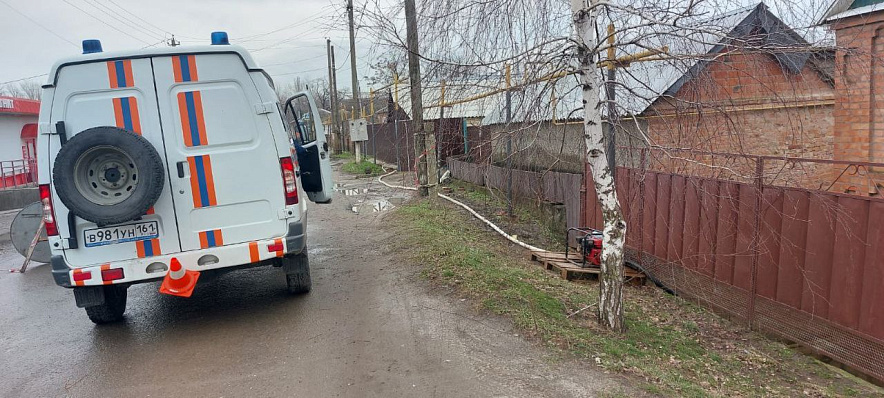 Фото: Машина МЧС на затопленной улице в Грушевской, кадр администрации поселения