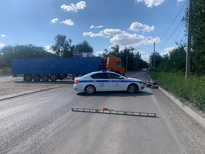 Фото: в Ростовской области подросток на питбайке попал под колеса фуры, УГИБДД региона 