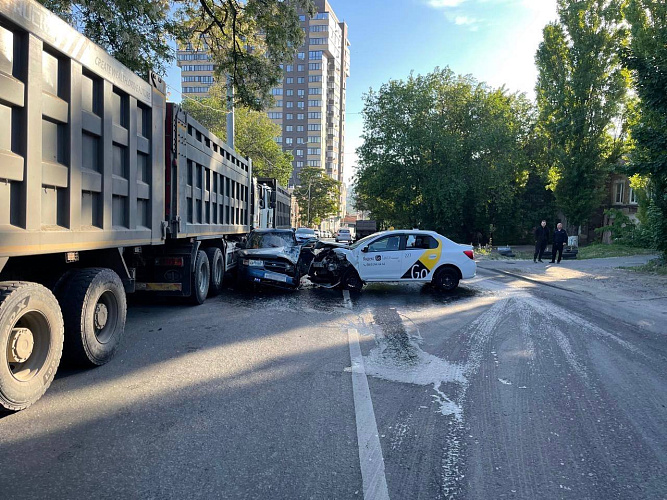 Фото: В Ростове таксист спровоцировал массовое ДТП на Портовой, фото пресс-службы  ГИБДД