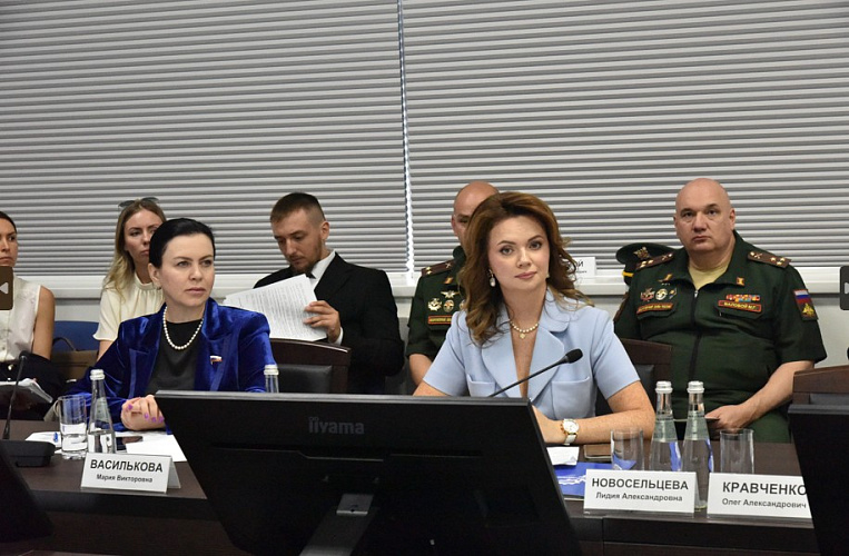Фото: Лидия Новосельцева на заседании комитета Госдумы
