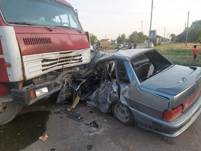 Фото: ДТП в с. Дубовском \\ фото УГИБДД РО