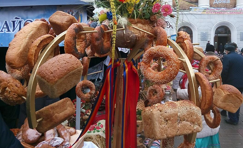 Фото: хлеб на ярмарке в Ростове, кадр 1rnd