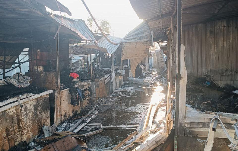 Фото: ряды Аксайского рынка после пожара, кадр очевидца