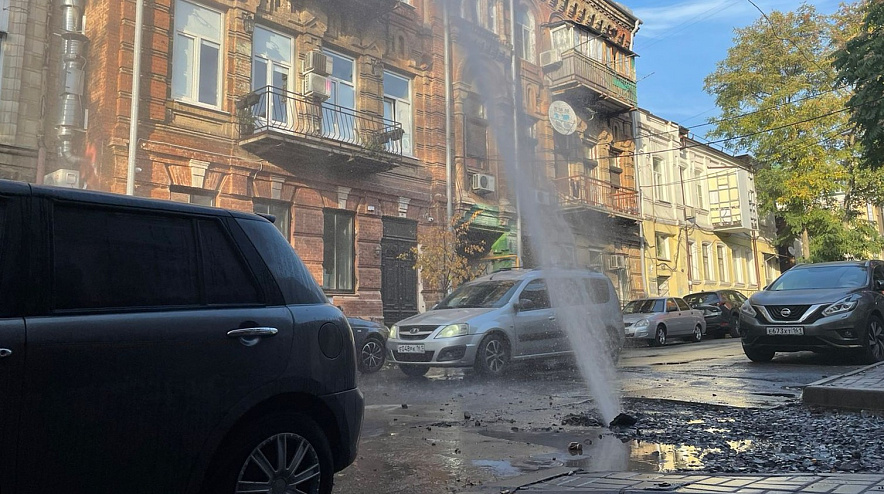 Фото: Фонтан кипятка на Суворова в Ростове, кадр очевидца