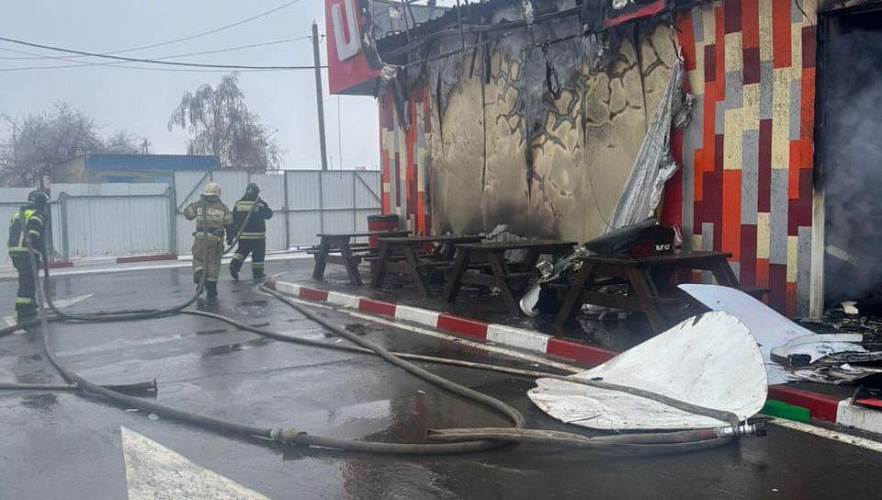 Фото: пожар в кафе "Помпончик" в Ростовской области, кадр МЧС