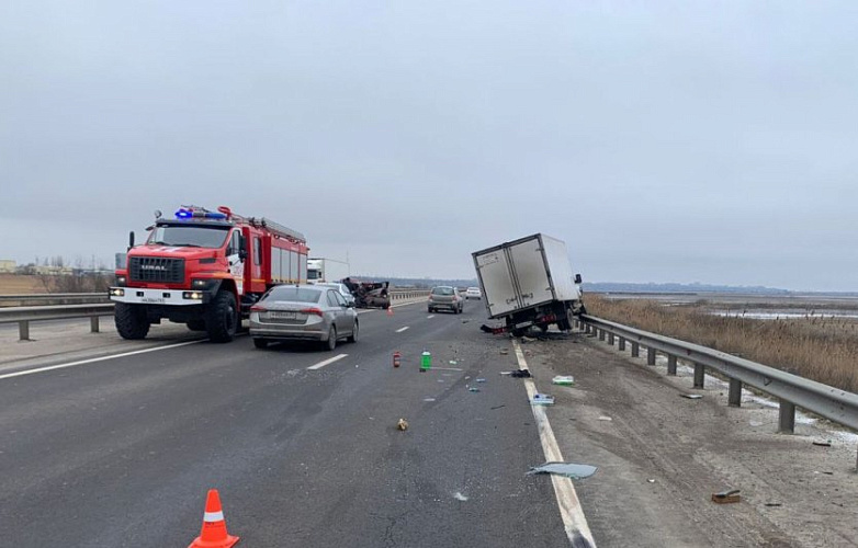 Фото: Три человека пострадали в аварии на трассе Азов-Ростов//кадр управления МЧС по РО