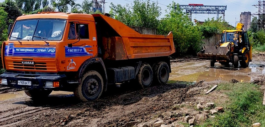 Фото: Техника Ростовводоканала на месте коммунальной ЧС, кадр компании