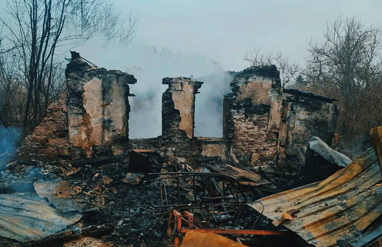 Фото: женщина погибла на пожаре в Шахтах // фото МЧС по РО