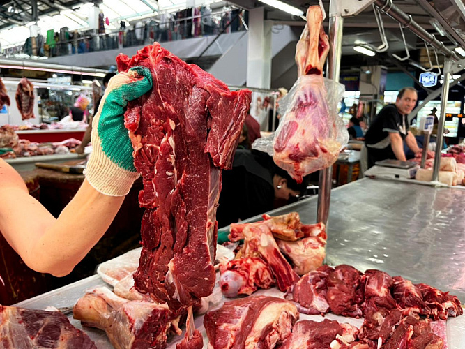 Фото: мясо на Ростовском рынке // кадр 1rnd